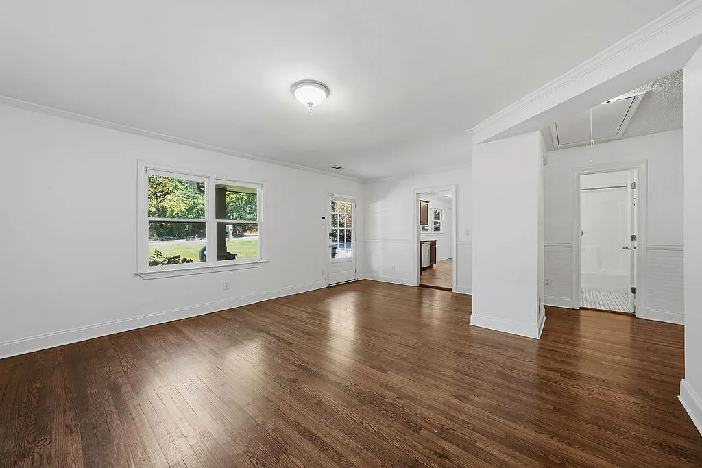3 bed, 3.0 bath, 1900 sqft, $3,300 — Photo 3