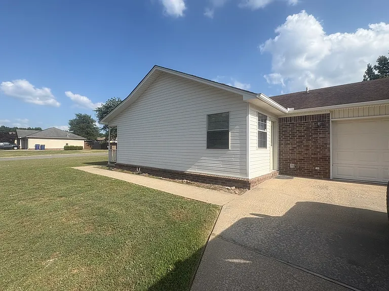 17 Magnolia Dr — Photo 2