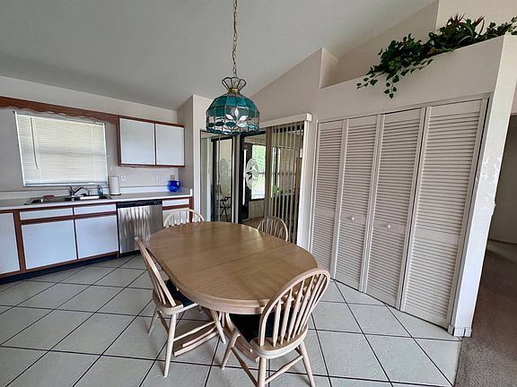 5th image of 304 Villaway