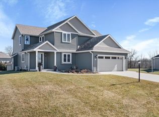 142 Arnold Ct, Dousman, WI 53118