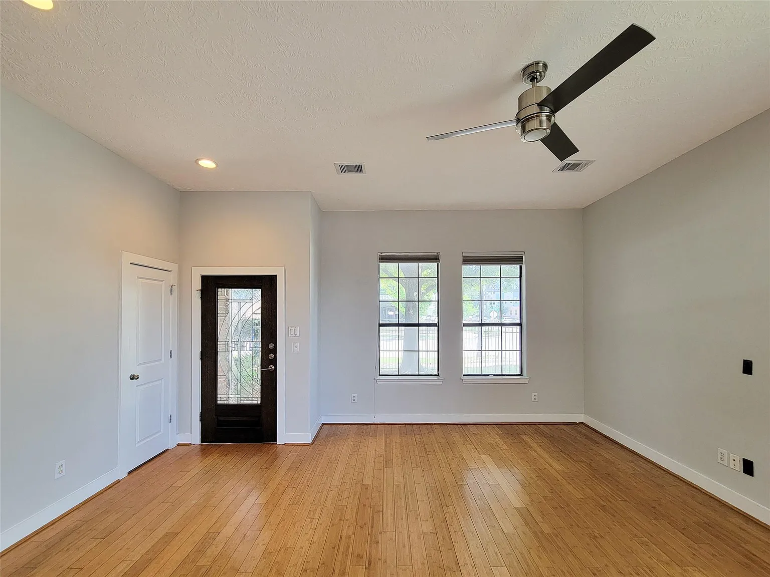 3 bed, 2.5 bath, 2309 sqft, $2,350 — Photo 4