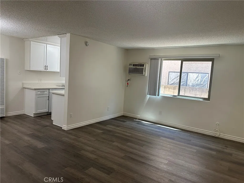 1 bed, 800 sqft, $1,900 — Photo 3