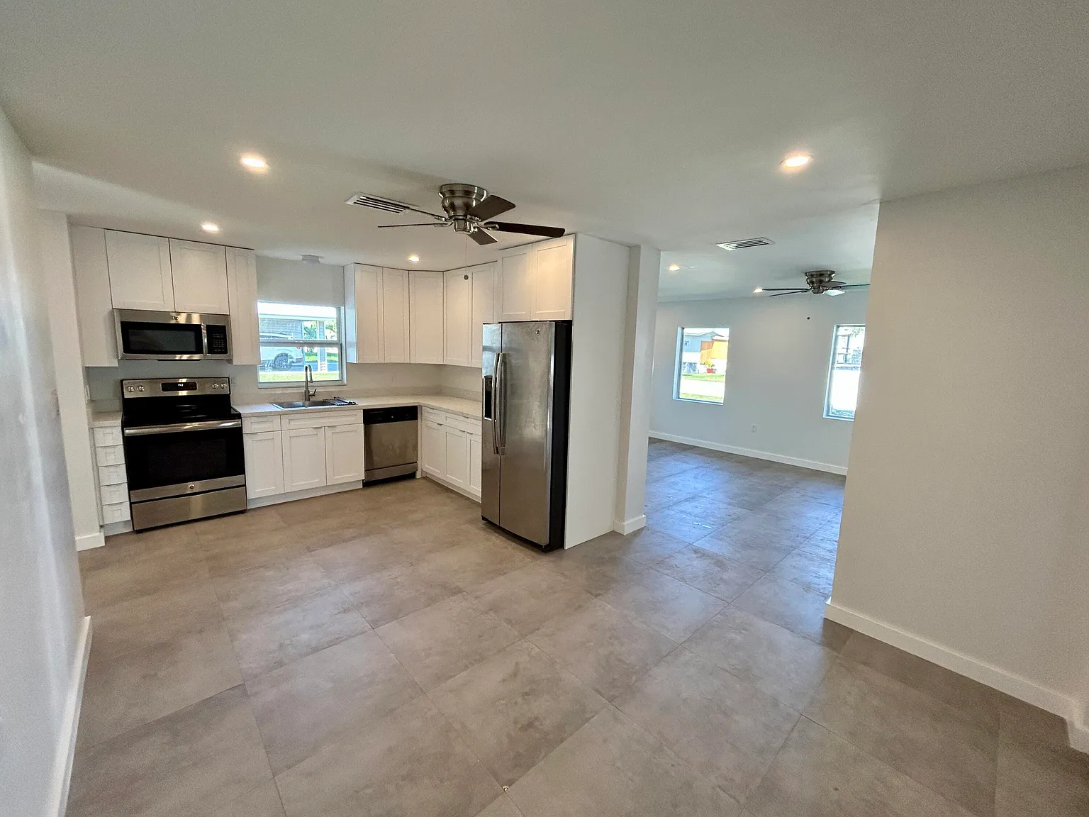 3 bed, 2.0 bath, 1425 sqft, $2,000 — Photo 2