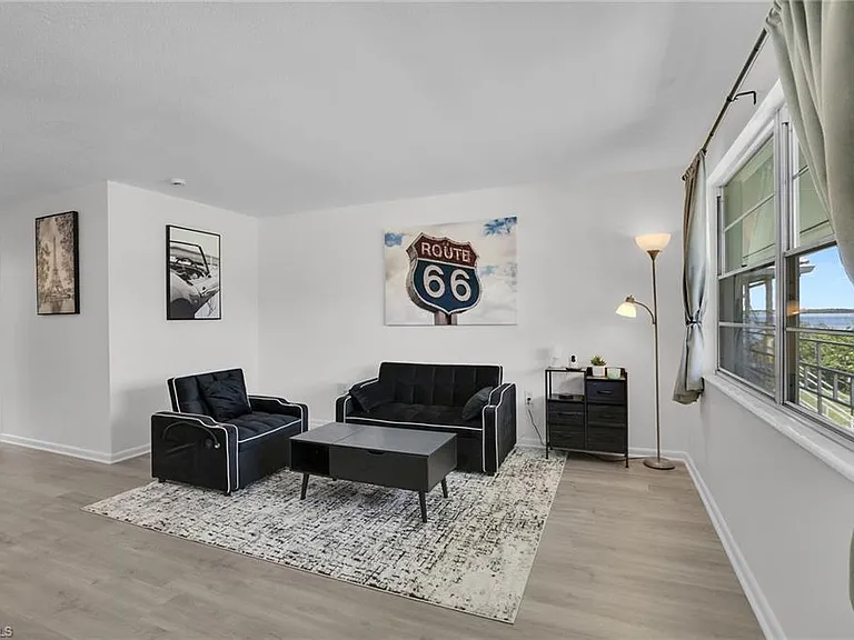 3225 E Riverside Dr — Photo 3