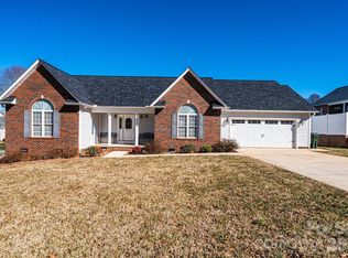 2576 Rolling Ridge Dr, Hickory, NC 28602