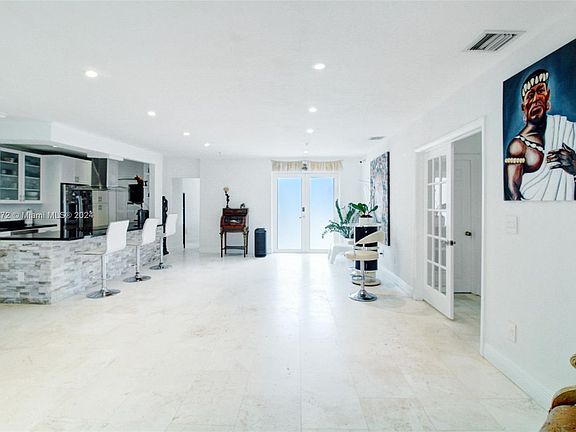3rd image of 7620 Bayside Ln