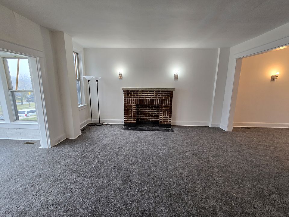 Living room. 17'x23'