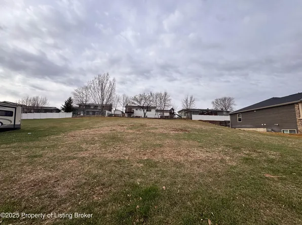 5th St SW, Dickinson, ND 58601