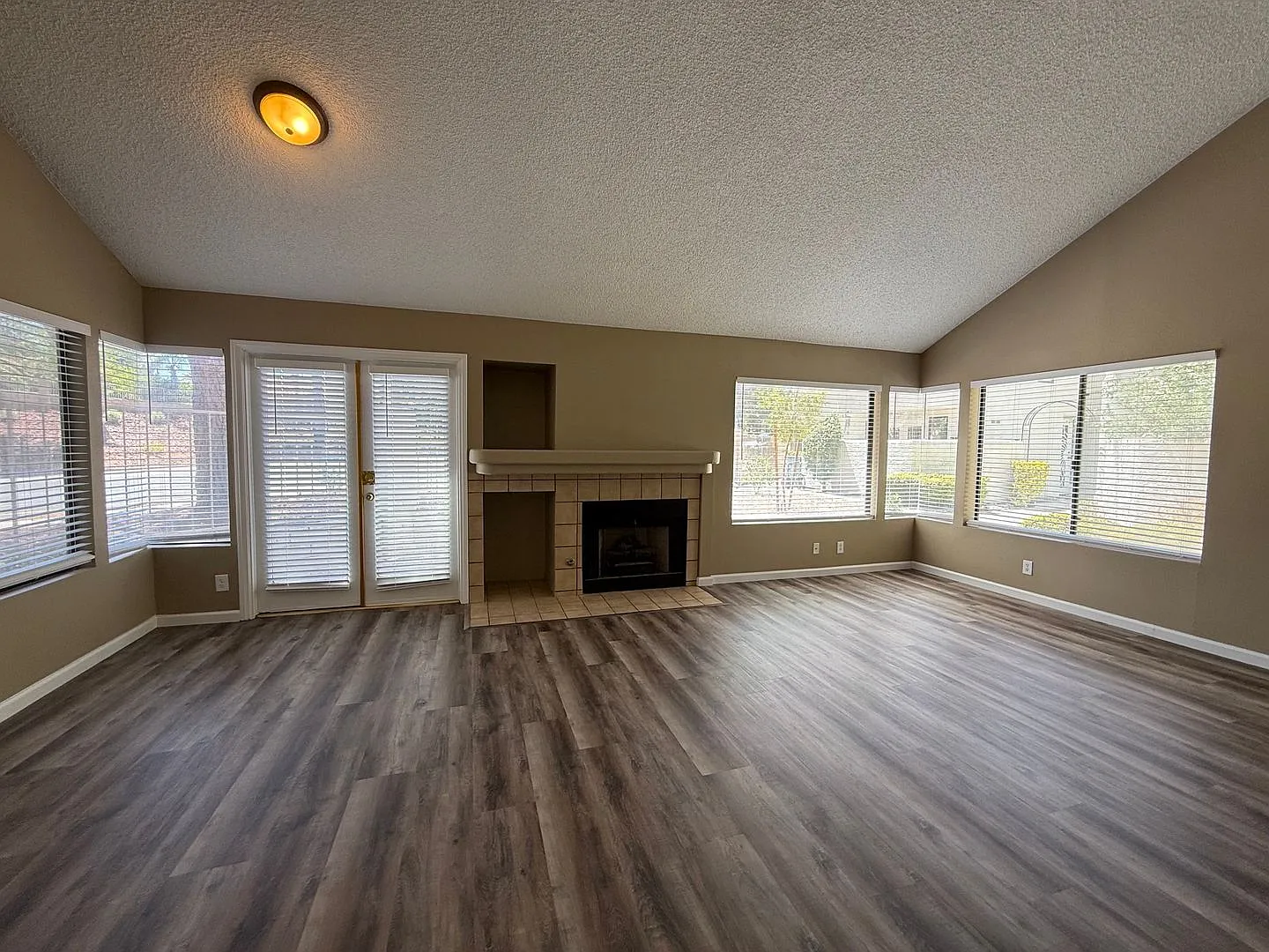 Two Bedroom Townhome In The Lakes With Garage And Attached Carport — Photo 4