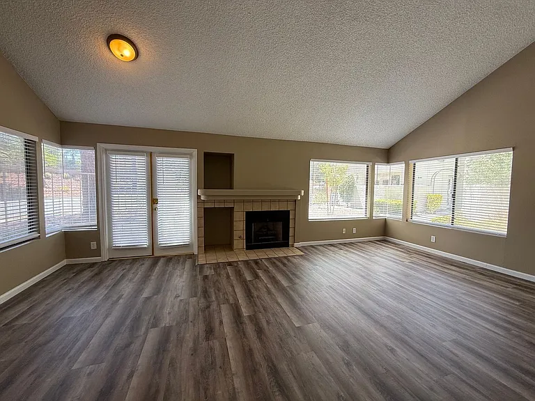 2716 Baycliff Ct — Photo 4