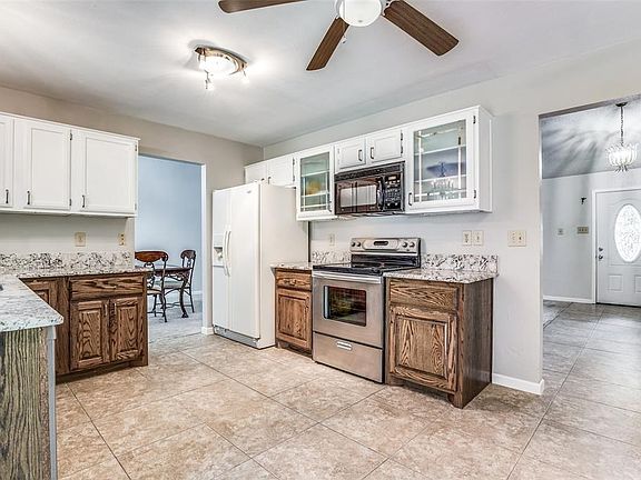 4th image of 1928 Pin Oak Dr