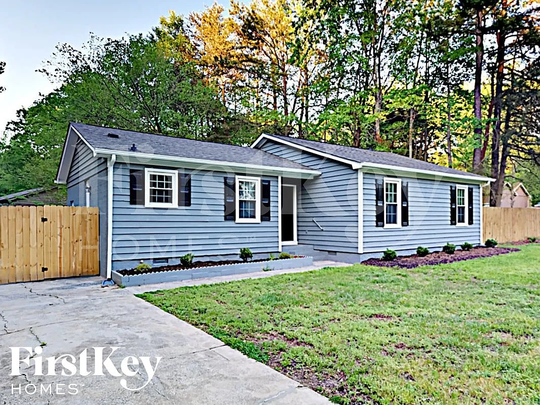 3 bed, 2.0 bath, 1335 sqft, $2,160 — Photo 2