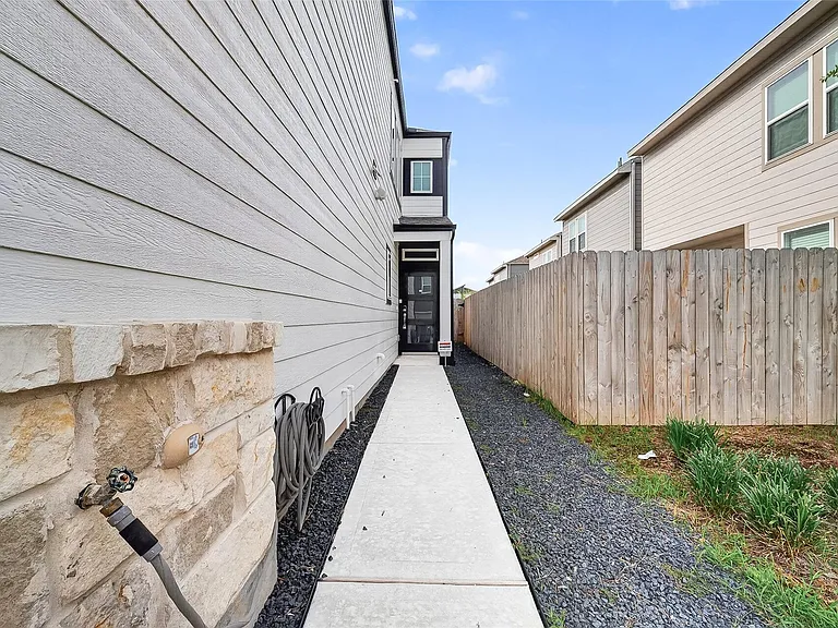 14839 Slow River Ave — Photo 5