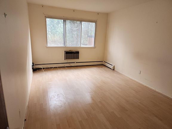 5th image of 24 Coachlight Sq #24