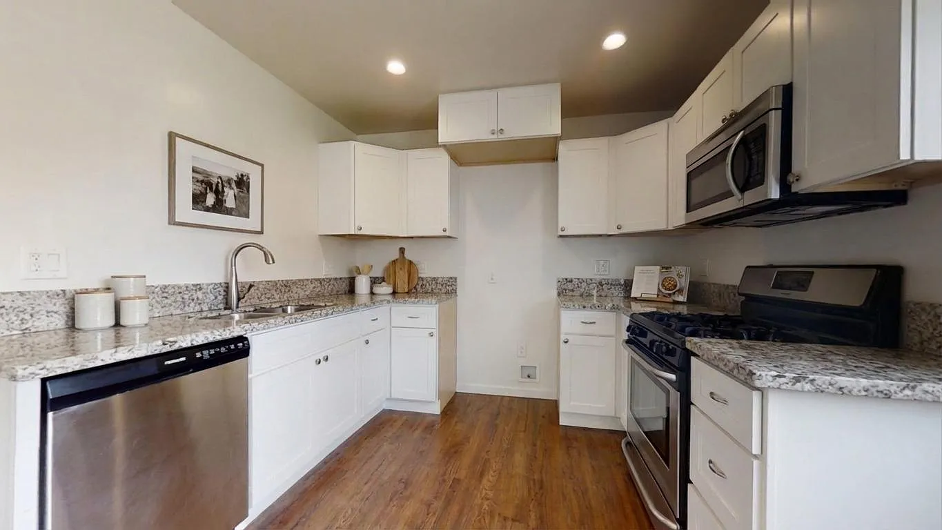 2 bed, 650 sqft, $2,499 — Photo 2