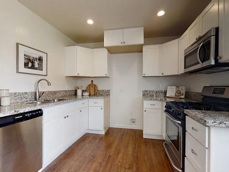 2619 Gates Ave #F — Photo 2