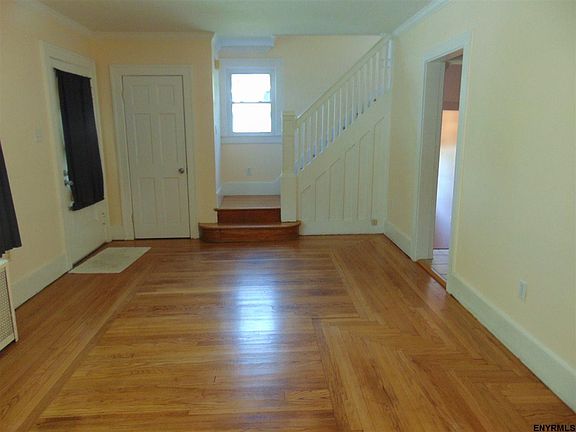LR provides spacious entry at front door, with front closet, opens to upstairs, kitchen and basement
