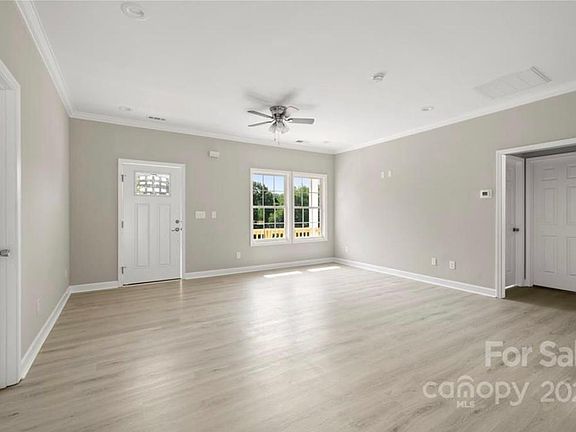 4th image of 402 S Hill St
