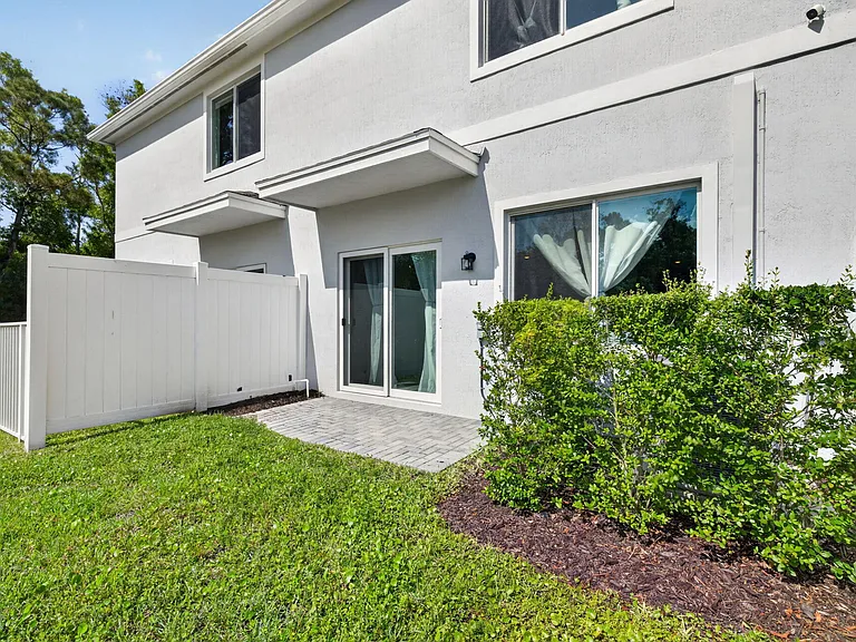 608 NE Waters Edge Ln — Photo 38