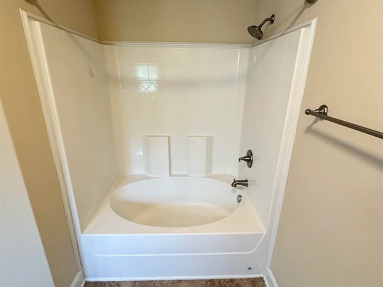 202 Ashbrook Cir — Photo 14