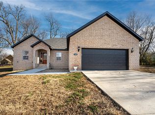 1101 Viney Grv, Prairie Grove, AR 72753