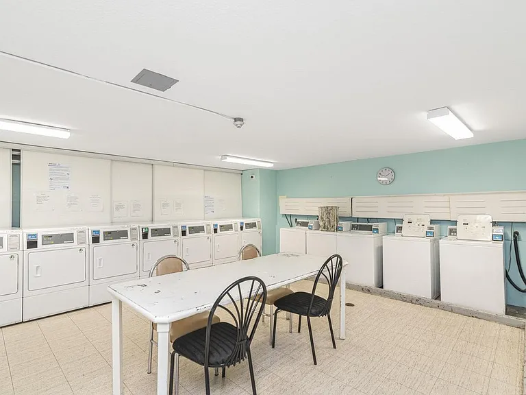 270 Mohawk Rd E — Photo 15