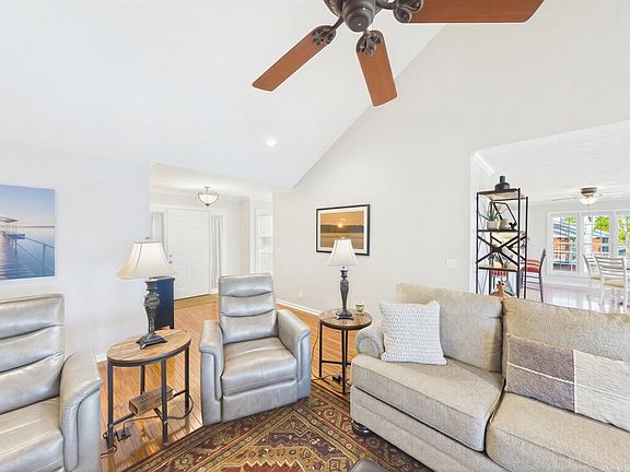 3rd image of 461 Patricia Dr