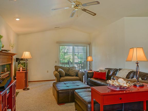 Great Room w/Cathedral ceilings