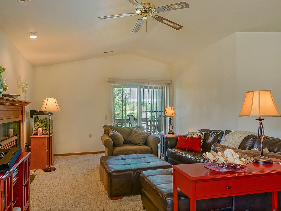 Great Room w/Cathedral ceilings