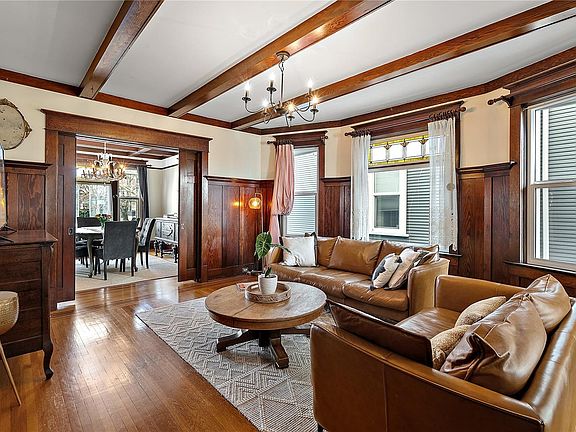 4th image of 329 Simcoe St