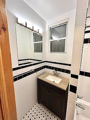 2nd image of 18 Saint Marks Pl APT 3