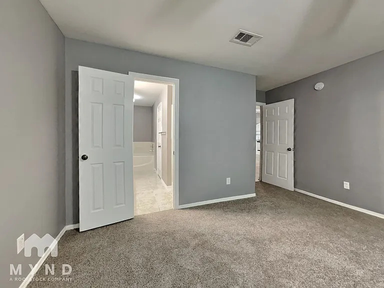 1815 Sherwood Forest Cir — Photo 15
