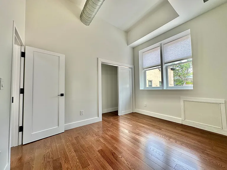 402 Crown St — Photo 14