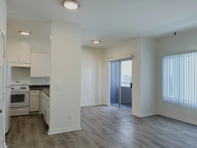 10205 Samoa Ave #104 — Photo 1
