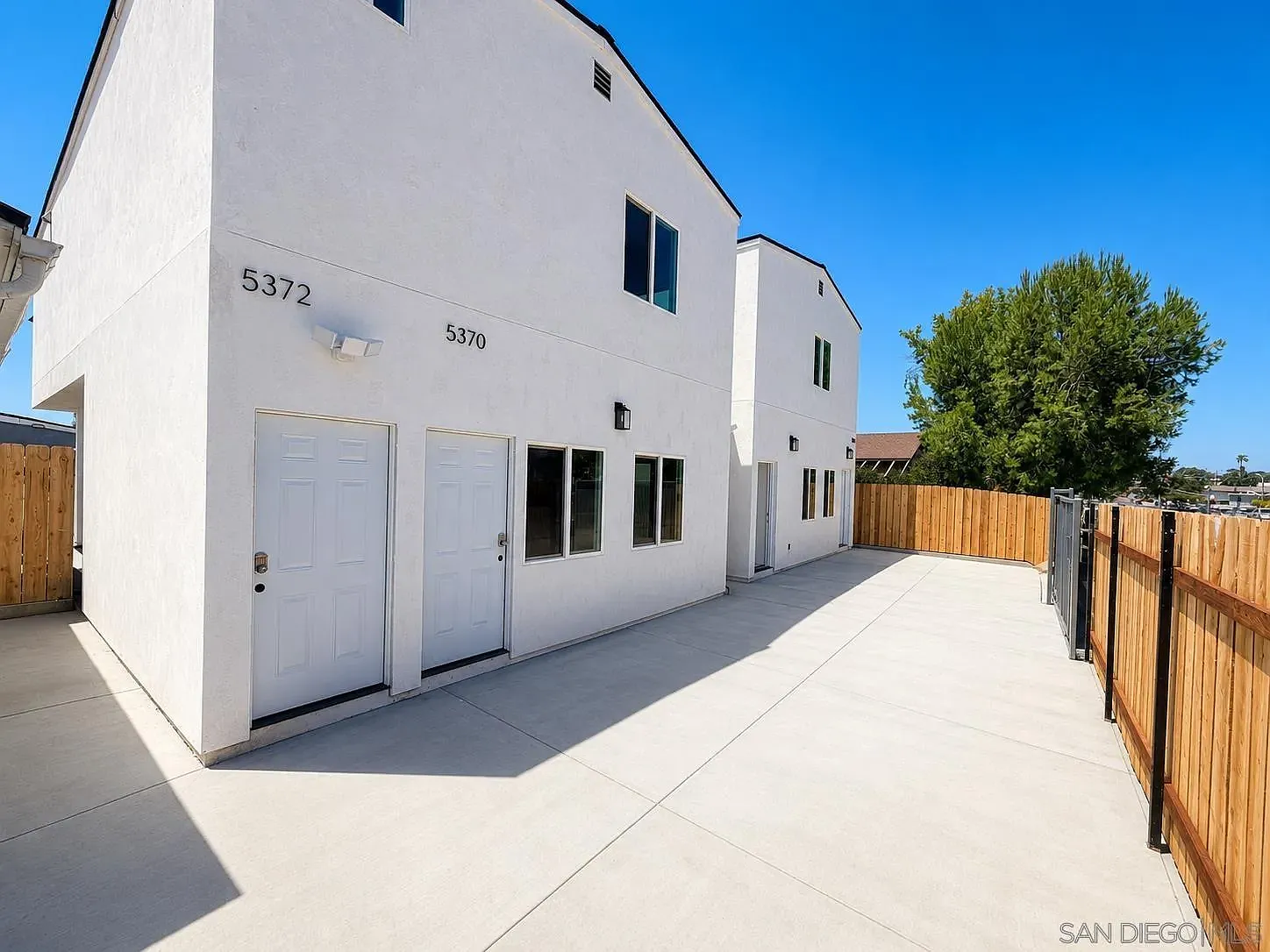 2 bed, 2.0 bath, 935 sqft, $2,495 — Photo 2