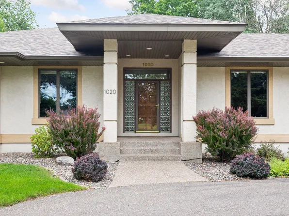 1020 Crest View Dr, Hudson, WI 54016