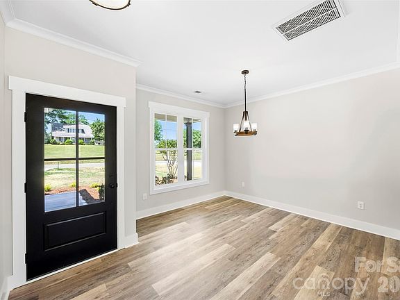 3rd image of 1004 Speight Rd