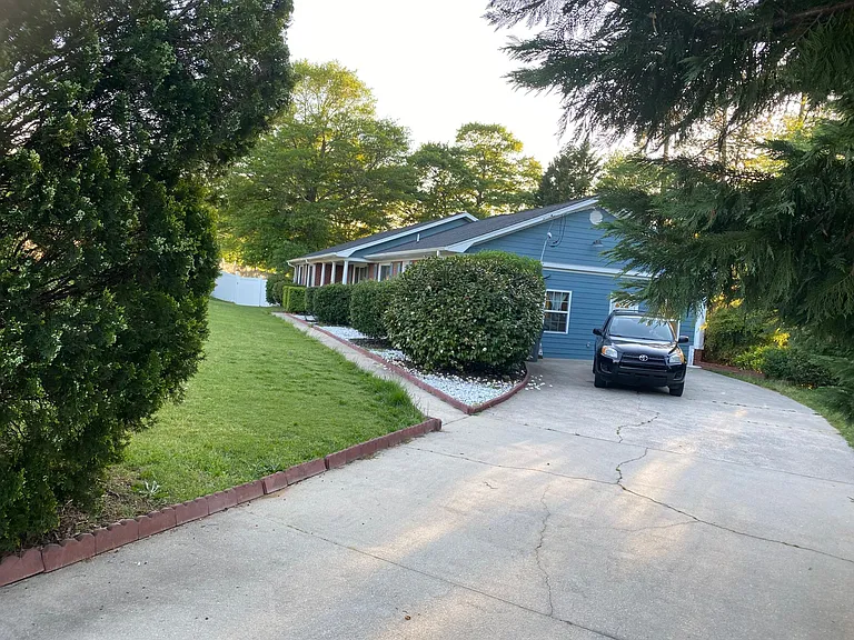 Driveway for 6 cars