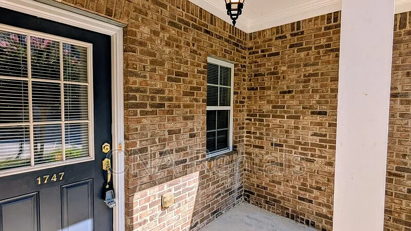 3 bed, 2.5 bath, 1384 sqft, $2,350 — Photo 3