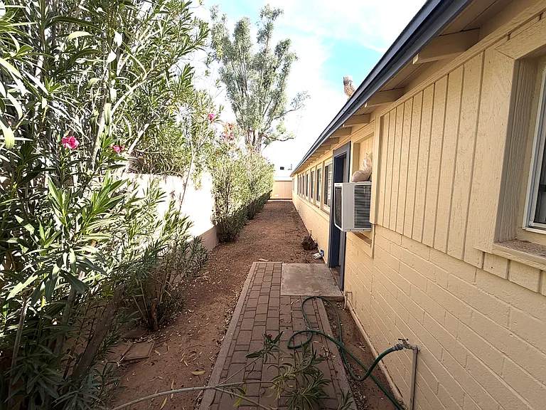 1027 E Blanton Dr — Photo 24