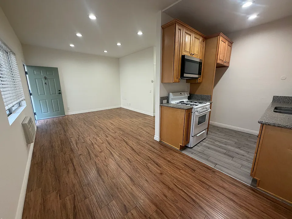 10085 Tujunga Canyon Blvd #4