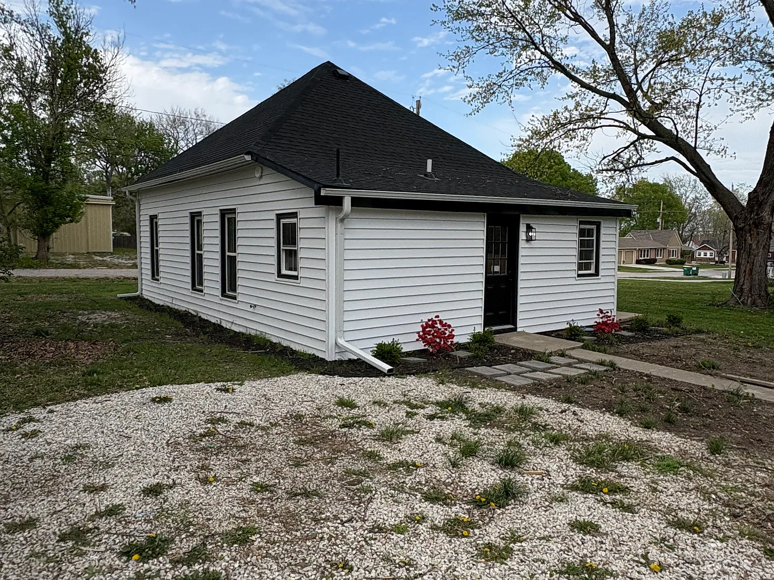 319 W Walnut St — Photo 3