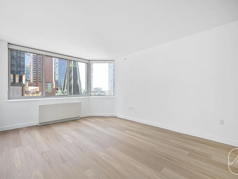 561 10th Ave #19G — Photo 3