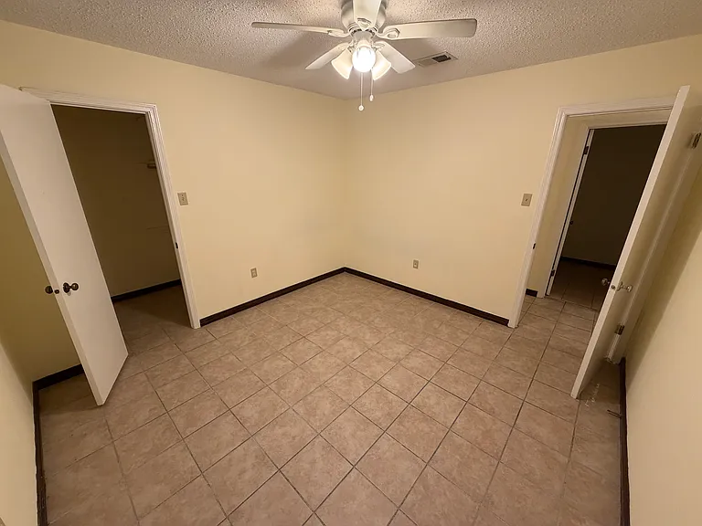 2104 Colonial Dr — Photo 11