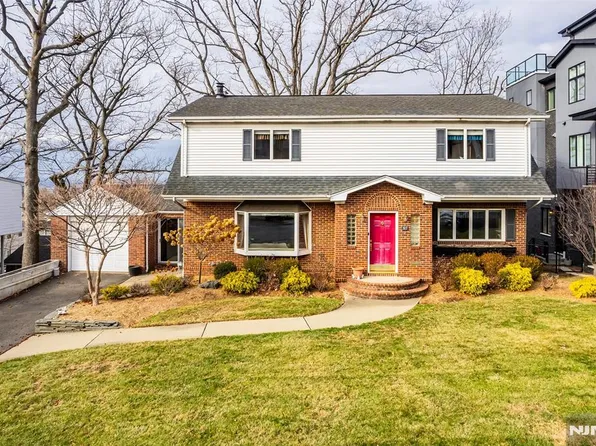317 9th St, Palisades Park, NJ 07650