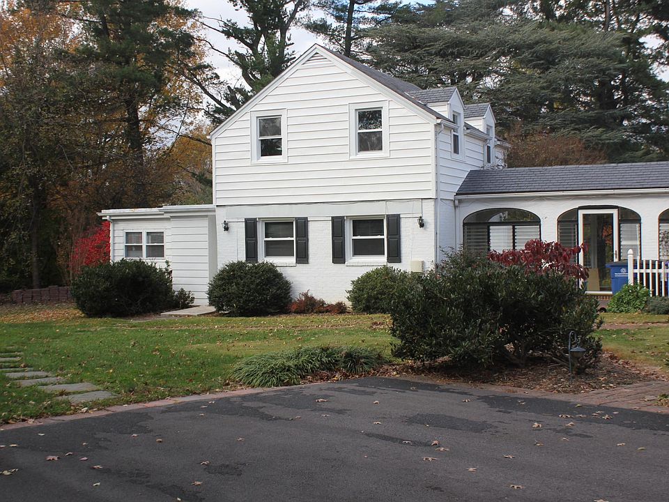 Cottage from driveway parking