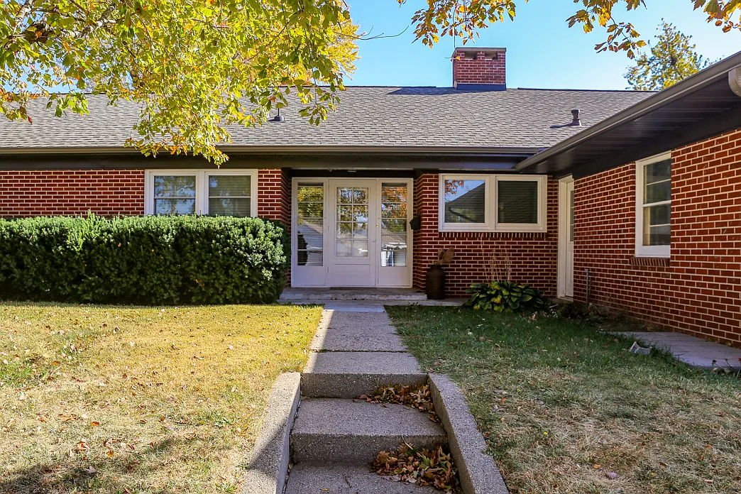 3 bed, 1913 sqft, $1,400 — Photo 1