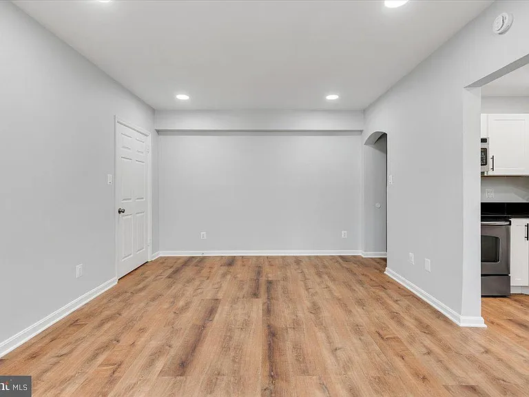 1909 N Rhodes St #25 — Photo 18