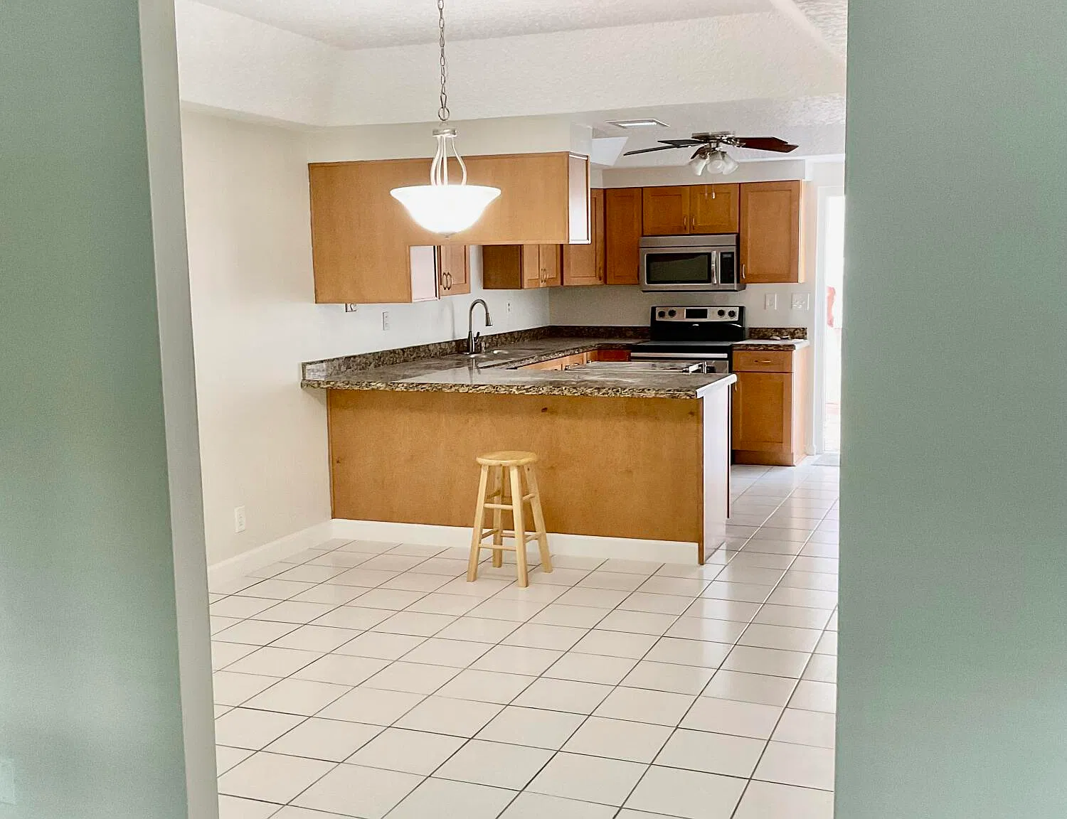 3 bed, 2.5 bath, 2196 sqft, $5,950 — Photo 4