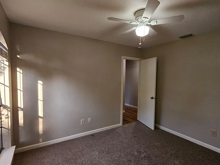 1402 Sheppard Ln — Photo 33